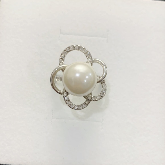 GUESS Flower Fashion Ring - Picture 2 of 8